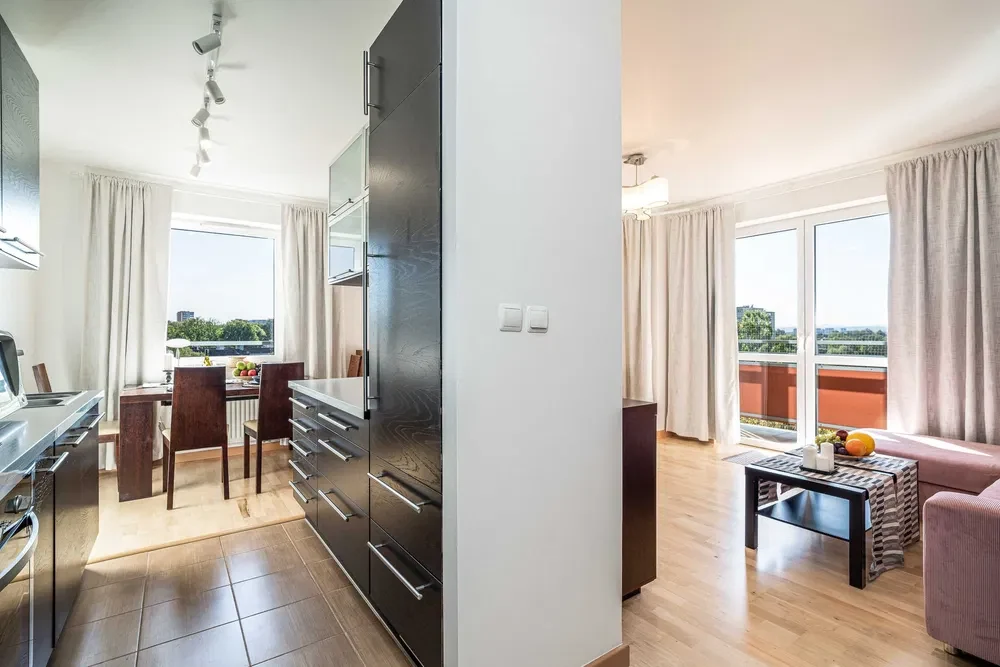 Apartament przy ul Majora 5B, przestronne i funkcjonalne, duży balkon, świetny widok, dużo zieleni - 1/8