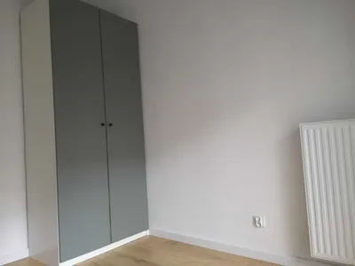 Pokój z balkonem w dwupokojowym mieszkaniu w centrum miasta - miniatura 4