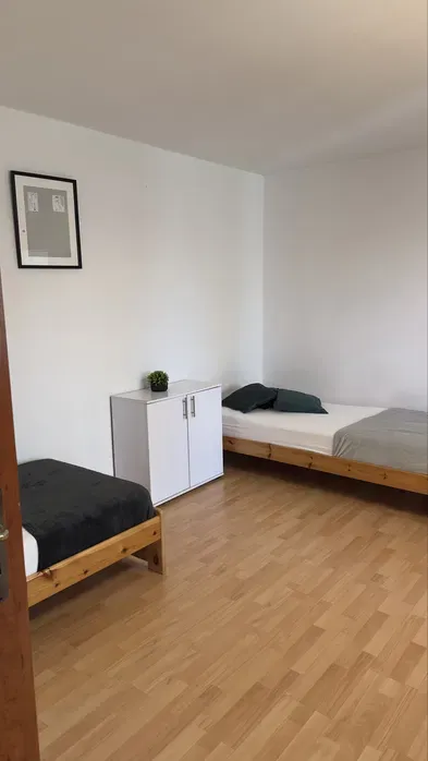 Katowice AWF duży pokój z balkonem do wynajęcia ul. Fliegera 25m2 dwuosobowy jednoosobowy pokój na wynajem ASP AWF studenci dla studentów - miniatura 2