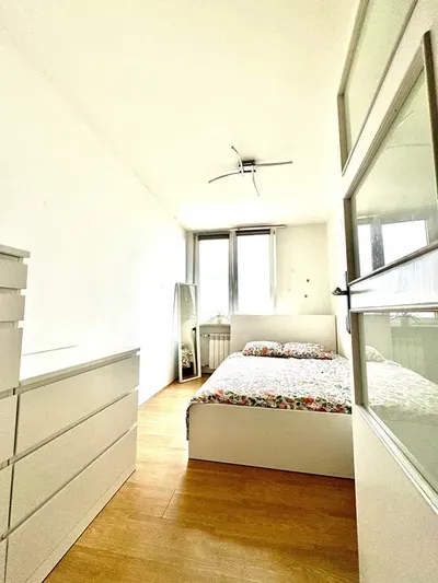 Bezpośrednio – Do wynajęcia mieszkanie 2 pokoje – Metro Bródno – Oddzielna kuchnia – Balkon – Piwnica – W pełni umeblowane - miniatura 3