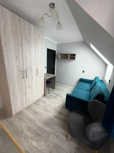 Kawalerka 15 m² z aneksem kuchennym i prywatną łazienką – Kraków, ul. Kadecka