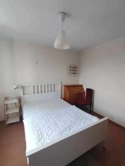 Jasny przestrzenny pokój do wynajęcia dla studentów - miniatura 3