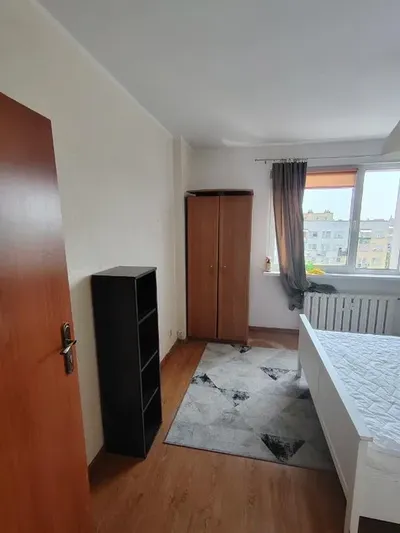 Jasny przestrzenny pokój do wynajęcia dla studentów - miniatura 2