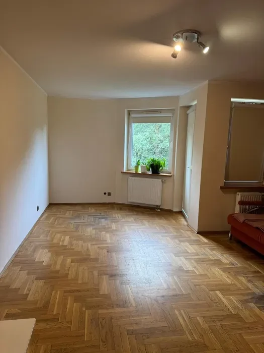 Kawalerka z miejscem parkingowym i komórką lokatorską - 1/8