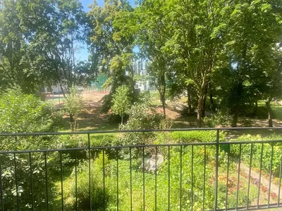 Przytulny, duży pokój z balkonem dla dziewczyny studiującej/pracującej - miniatura 5