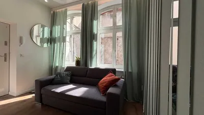 klimatyczna kawalerka obok Rynku w Katowicach, wydzielona sypialnia - miniatura 2