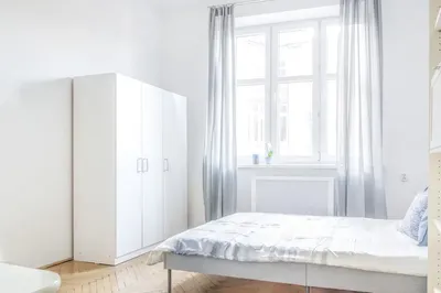 Duży pokój (18m2) w czteropokojowym mieszkaniu blisko Galerii Kazimierz - miniatura 2