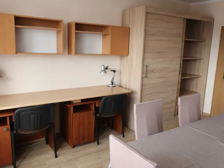 Pokój dwuosobowy/jednoosobowy z balkonem w mieszkaniu studenckim - media w cenie - 1/8