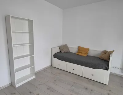 Umeblowana kawalerka przy metrze, z garażem podziemnym i balkonem - miniatura 3