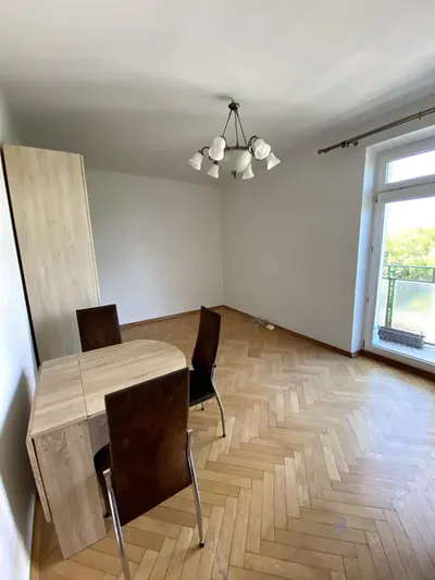 Przyjemna kawalerka z balkonem w starym budownictwie przy Alei Róż w Nowej Hucie, os. Słoneczne, świetna lokalizacja (sklepy, komunikacja, rekreacja) - miniatura 4