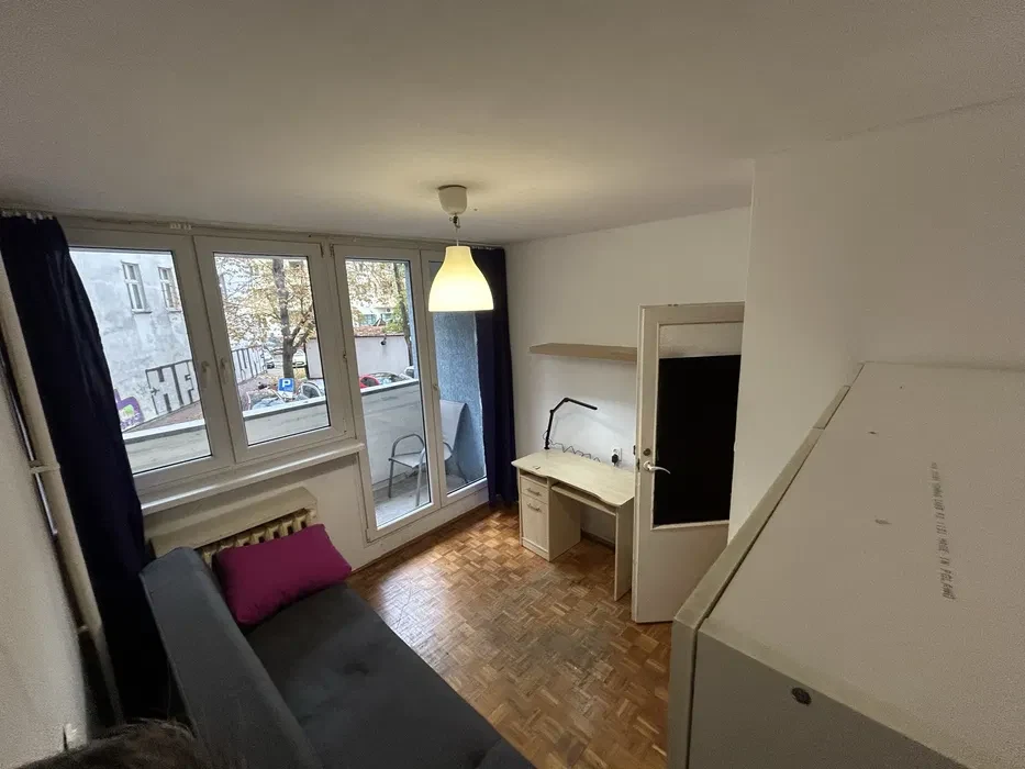 Pokoj dla jednej osoby. Wolny. Dokonale polozony. Balkon. - 1/6
