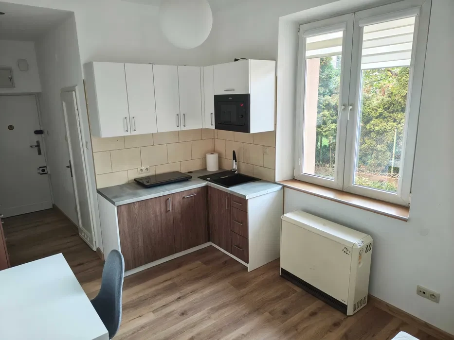 Przytulna kawalerka 18 m² z widokiem na ogród | Nowy Kleparz, ul. Odrowąża | Bez prowizji, 0 zł czynszu - 1/20
