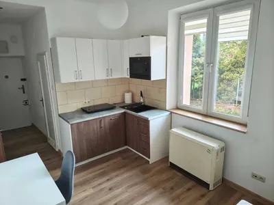Przytulna kawalerka 18 m² z widokiem na ogród | Nowy Kleparz, ul. Odrowąża | Bez prowizji, 0 zł czynszu