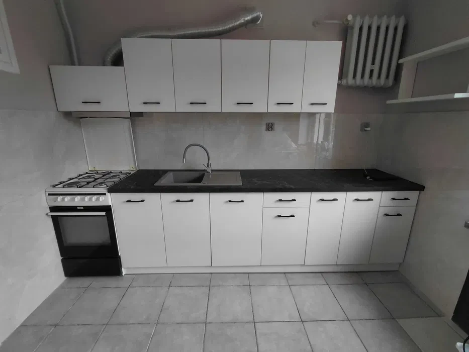 Duża kawalerka z balkonem w centrum do wynajęcia - 1/6