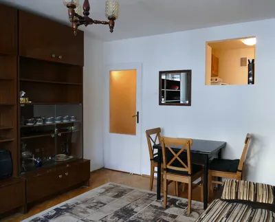 Do wynajęcia 36 m2 - 2 pokoje z oddzielną kuchnią i balkonem, w doskonałej lokalizacji (Warszawa Śródmieście ul.Sienna)