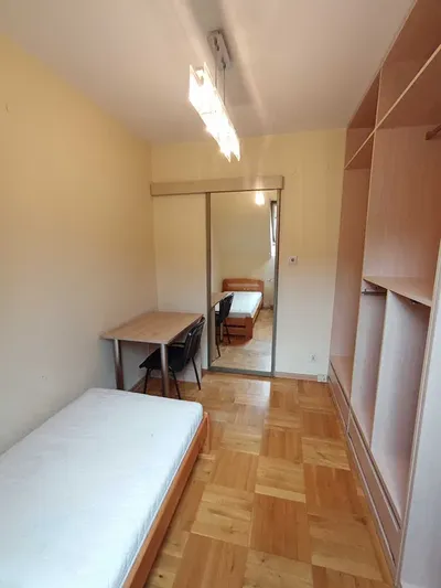 Pokój w mieszkaniu czteroosobowym - miniatura 2