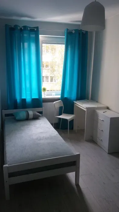 **Rooms close to the metro available from now**