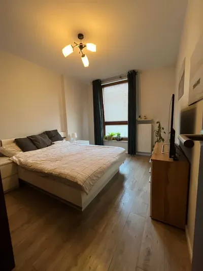 Komfortowe 2-pokojowe mieszkanie 48 m² z garażem i komórką lokatorską w cenie - miniatura 5