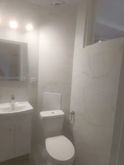 Duża kawalerka z balkonem w centrum do wynajęcia - miniatura 5