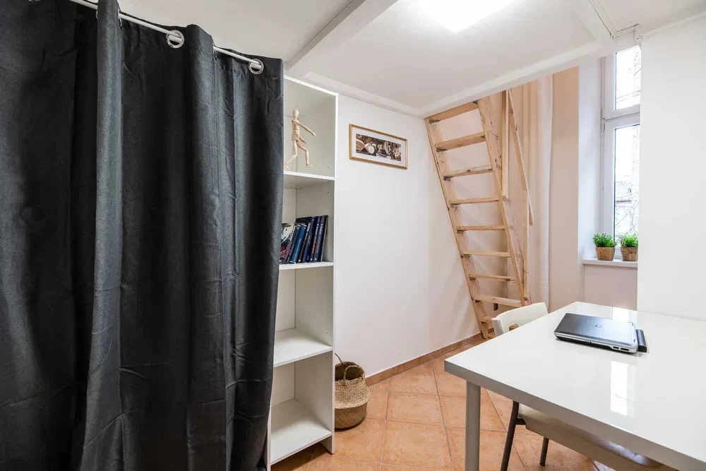 Pokój 1-osobowy z antresolą | Centrum Krakowa | Św. Filipa 11 (1a) | 4 pokoje | 8 min do PK | 13 min do Rynku | Bez prowizji - 1/8