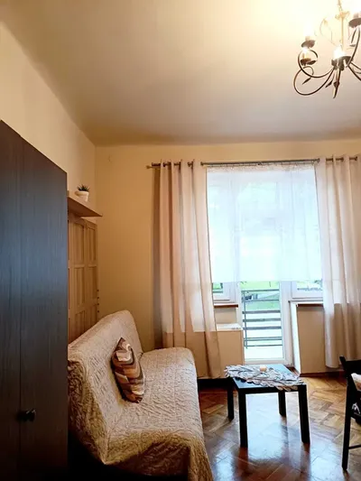 Idealnie zlokalizowana kawalerka. - miniatura 3