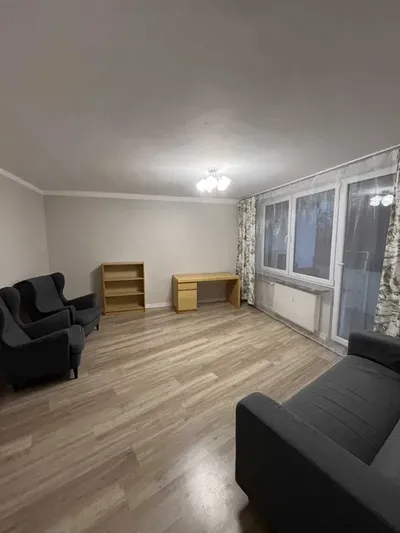 Wynajmę 2 pokojowe mieszkanie 45m2 w cichej i spokojnej okolicy z dobrą komunikacją, nie daleko metra. - miniatura 2