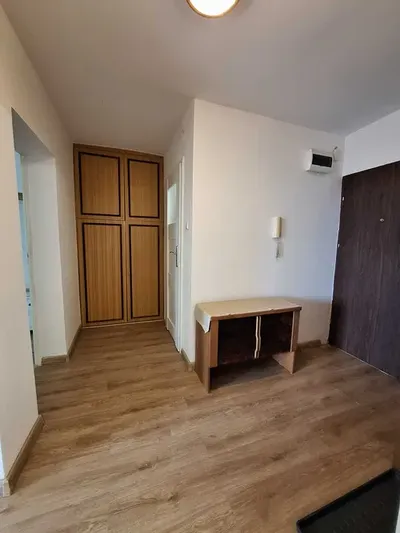 Wynajmę dwupokojowe, ciche, jasne mieszkanie 1 min. pieszo od stacji metra Trocka - miniatura 4