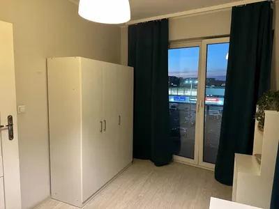 duzy pokoj z balkonem dla dziewczyny od wrzesnia, nowe budownictwo, szybki dojazd do PWr, UWr, beach bar, silownia - miniatura 3