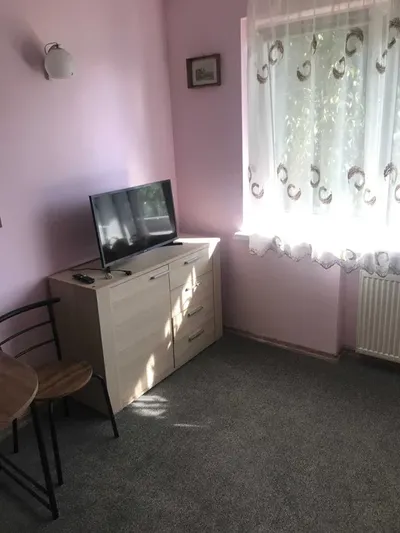 Komfortowy pokój z łazienką w domu na bielanach - miniatura 3