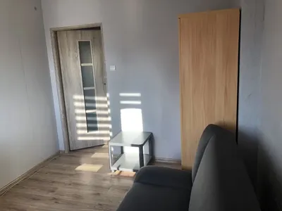 Pokoj jednoosobowy w mieszkaniu 4-pokojowym z balkonem - miniatura 2