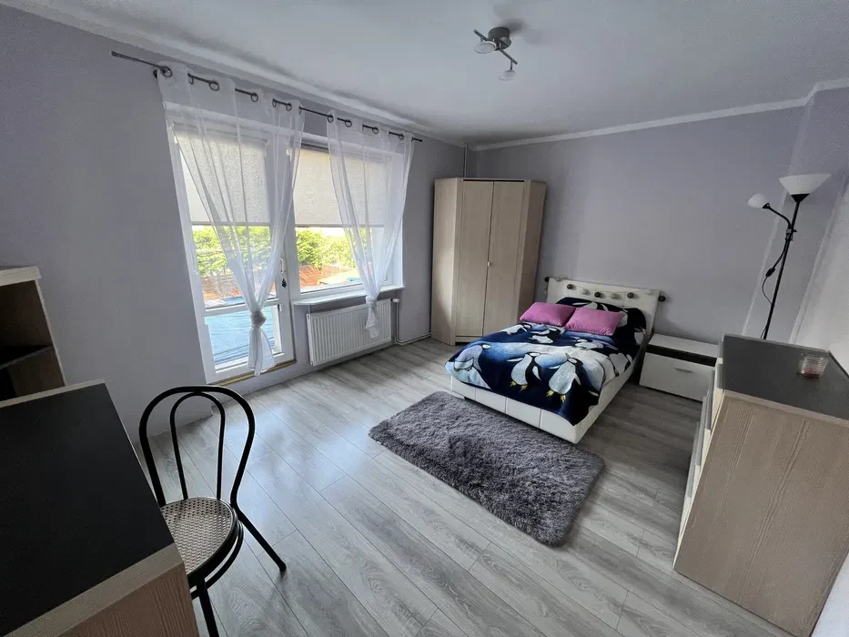 Trzy pokoje na wynajem, razem lub osobno, dla studentek - 1/5