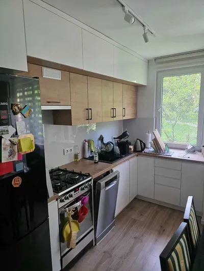 Wynajmę w pełni umeblowane 3 pokojowe mieszkanie z dużym balkonem wśród bzów i lasu w Borku Fałęckim - 46 m2 - 2 pokoje + salon z kuchnią - miniatura 2