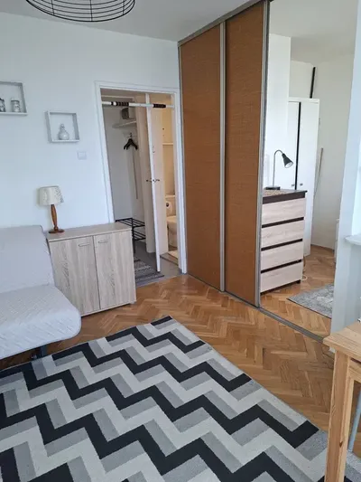 Kawalerka, ale dwa pokoje - Chłodna - miniatura 2