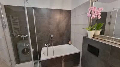 3 niezależne sypialnie (3-4 os.) + salon, obok szybkiego tramwaju. - miniatura 2
