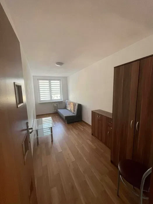 Duży pokój dla jednej osoby Blisko AWFu i SKM Żabianka - 1/3