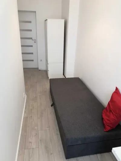 Pokój 1 osobowy Plac Grunwaldzki blisko PWR UWR UM UPrz dla studenta lub młodej osoby pracującej w 5 pokojowym mieszkaniu - miniatura 2