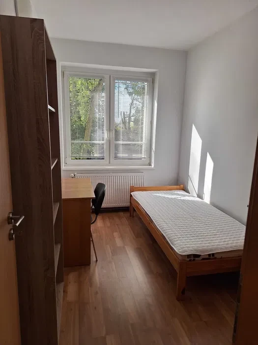 Pokój ul. Św Józefa 60/64 media do 200 zł mies. - 1/9
