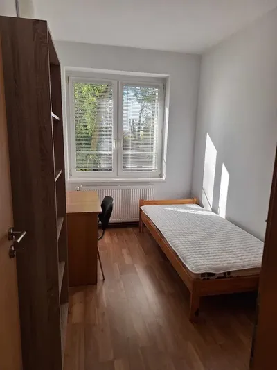 Pokój ul. Św Józefa 60/64 media do 200 zł mies.