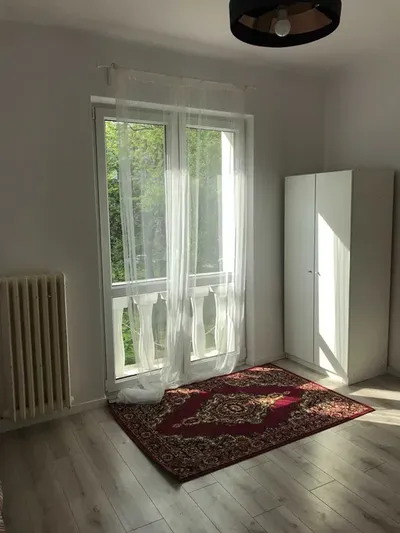Przestronna kawalerka z osobną kuchnią i wnęką sypialnianą – 37,5 m² | os. Centrum A, Kraków - miniatura 2