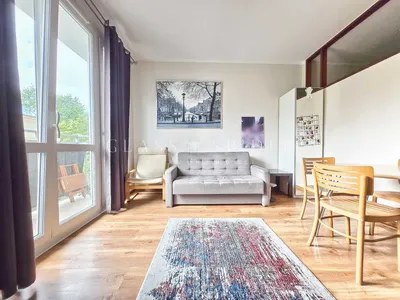 Przestronna kawalerka z wydzieloną strefą sypialnianą i balkonem - miniatura 2