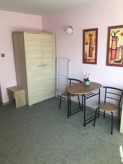 Komfortowy pokój z łazienką w domu na bielanach - miniatura 2