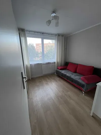 Wynajmę 2 pokojowe mieszkanie 45m2 w cichej i spokojnej okolicy z dobrą komunikacją, nie daleko metra. - miniatura 3