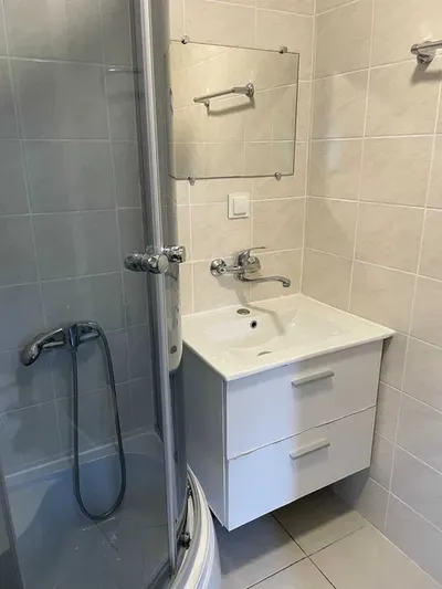 Kawalerka na Karłowicach z osobnym wejściem, w domu jednorodzinnym - miniatura 4