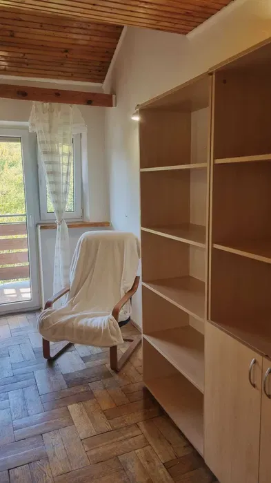 WYNAJEM: Pokój jednoosobowy osobne piętro z kuchnią i łazienką w domu jednorodzinnym. - miniatura 4