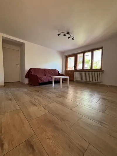 Niezależne mieszkanie / domek 48 m2 BEZ CZYNSZU salon z aneksem kuchennym sypialnia łazienka osobna pralnia // piec gazowy // LSM - miniatura 3