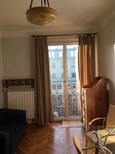 Sloneczna kawalerka przy placu Hallera z oddzielną kuchnią - miniatura 2
