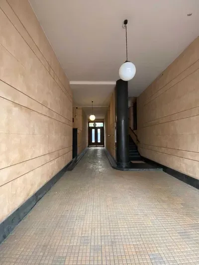 Kawalerka w modernistycznej kamienicy, nieopodal pasażu Schillera - miniatura 3