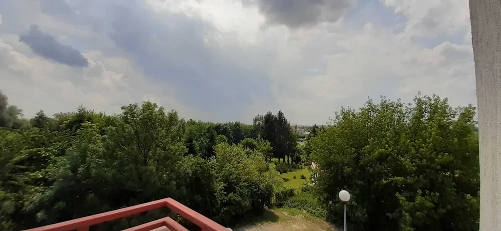 3 niezależne sypialnie (3-4 os.) + salon, obok szybkiego tramwaju. - 1/8