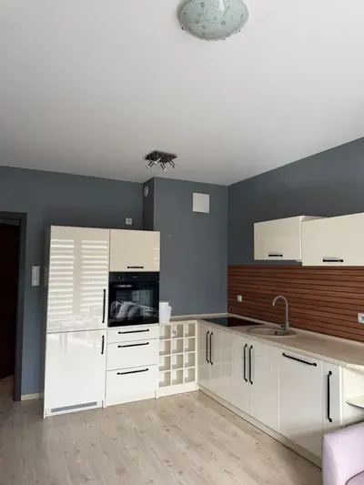 Mieszkanie 2-pokojowe 42 m² na wynajem – Komandorskie Wzgórze - miniatura 2