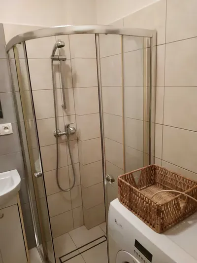 Wynajmę mieszkanie Bojary 2 oddzielne pokoje i kuchnia 38m bisko Centrum - miniatura 5
